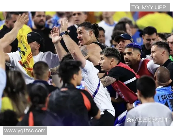 当狂热球迷偶遇心中偶像那一刻全场欢呼热泪盈眶