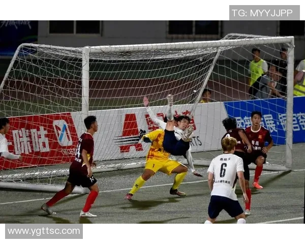 足球球星在赛场突发昏厥情况引发关注 专家分析可能的健康风险与应急处理措施